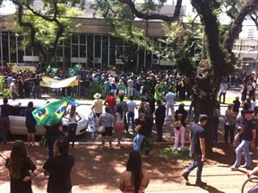 Por onde passa, manifestação ganha apoio na forma de aplausos e ‘buzinaço’ e número de manifestantes aumenta